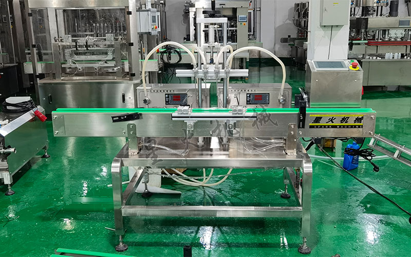 小型四頭液體灌裝機(jī)設(shè)備實拍
